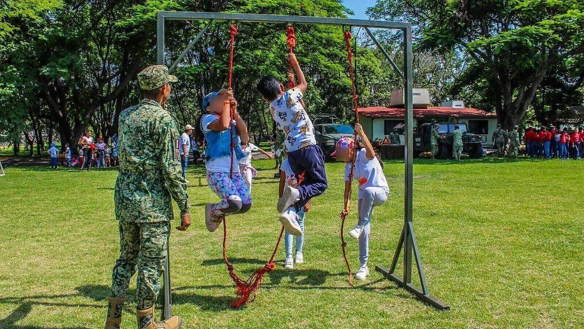 niños regimiento mecanizado